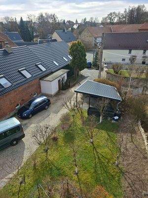 Blick auf Einfahrt, Carport und Stellplätze