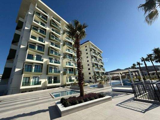 Furnished Sea-View Penthouse in a Complex with Pool in Alanya