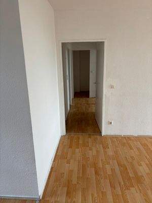 Helles Wohnzimmer mit Flur