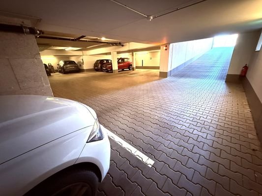 gut befahrbarer Tiefgaragenstellplatz