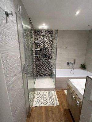 Badezimmer mit Wanne und Dusche 