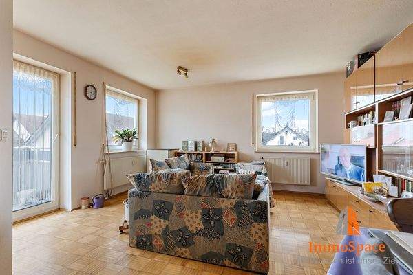 Wohnzimmer mit direktem Balkonzugang