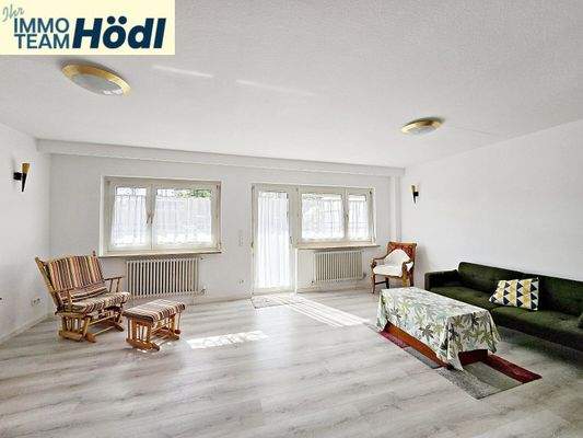 Wohnbereich mit Zugang zur Terrasse und Garten