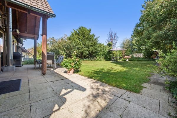 Terrasse mit Blick in den Garten 