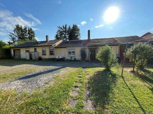 Blick zum Wohnhaus und Garage