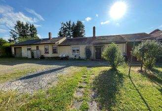 Blick zum Wohnhaus und Garage