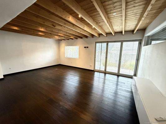 Wohnbereich mit Zugang zur Terrasse