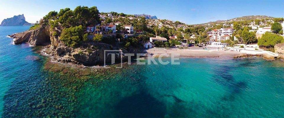 Detached Elegant-Design Villa with Pool in La Marina Alicante