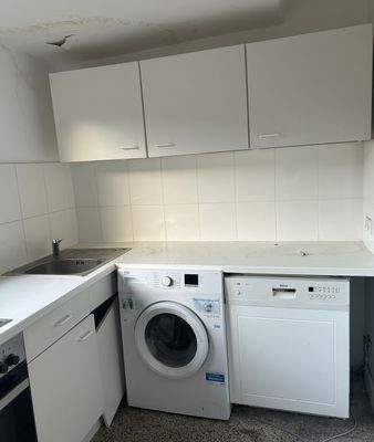 Einbauküche mit Herd und Spüle