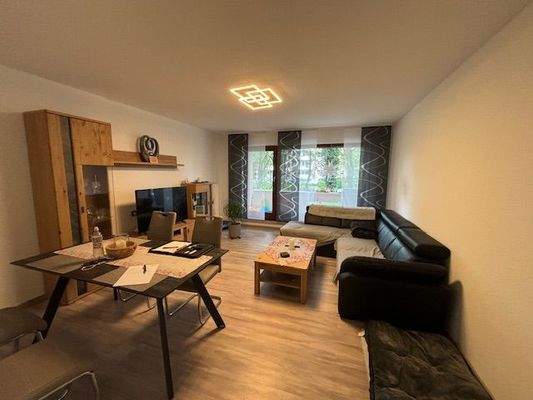 Wohnzimmer (Zugang Balkon)