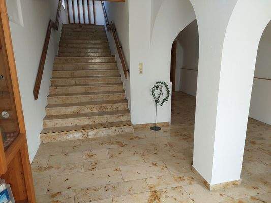 Eingangsbereich  und Aufgang zu Saal