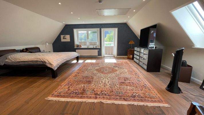 Elternschlafzimmer mit Balkon