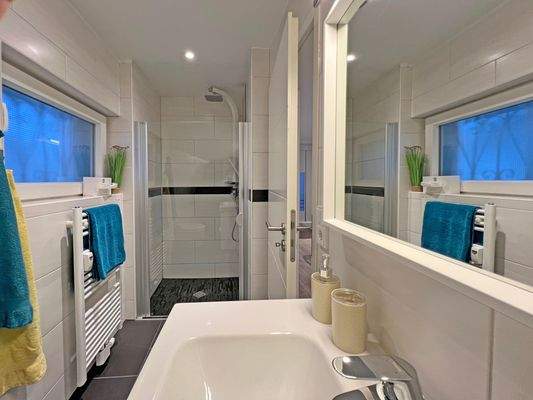 Modernes Badezimmer (kleine Ferienwohnung))
