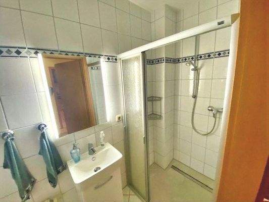 Im Gäste-WC punktet die bodengleiche Dusche