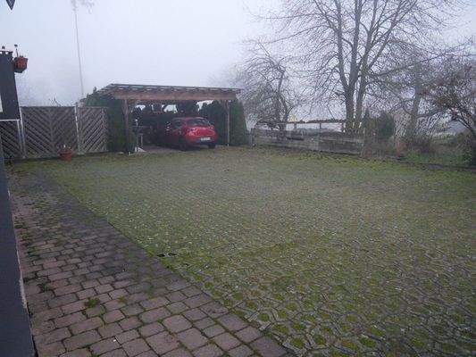 Parklätze und Carport
