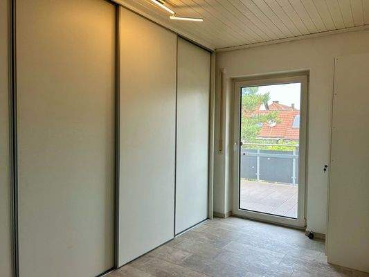 Ankleide mit Balkonzugang