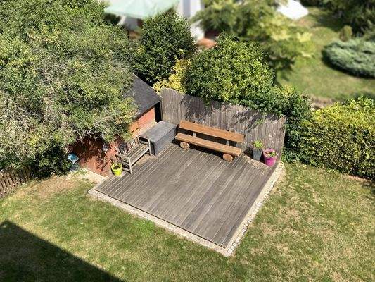 Gartenhaus mit Holzterrasse