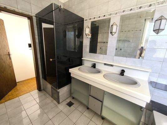 Badezimmer mit Badewanne und Dusche 2.OG