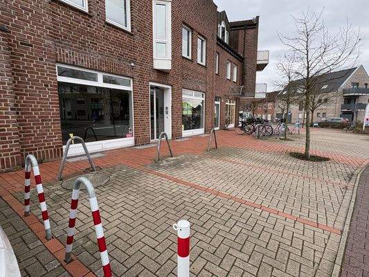 Stellplätze und Vorderansicht