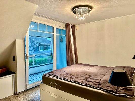 Schlafzimmer mit Zugang zur Loggia