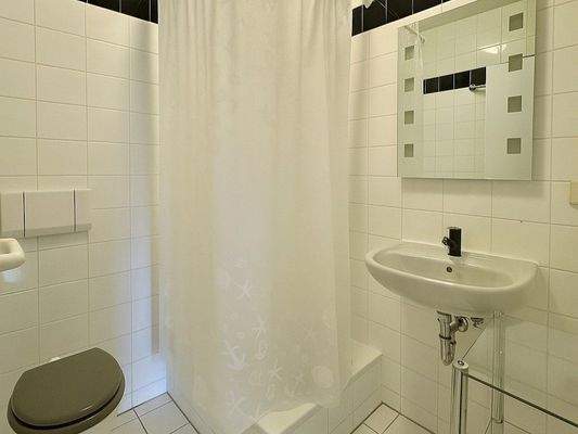 Innenliegendes Bad mit Dusche