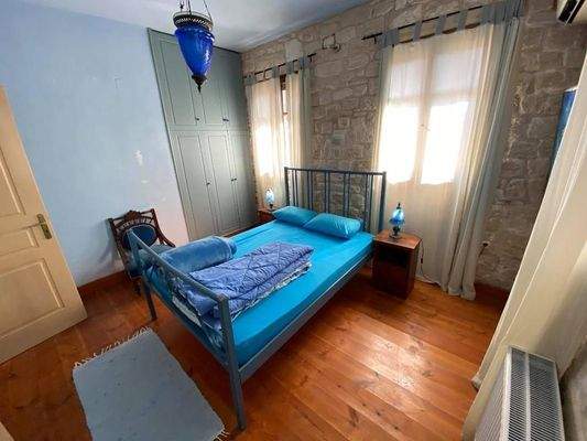 2 komplett ausgestattete Steinvillen mit schönen Gärten und 3 zusätzlichen Baurechten