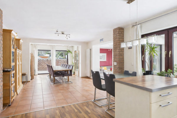 Heller und moderner Ess- und Wohnbereich