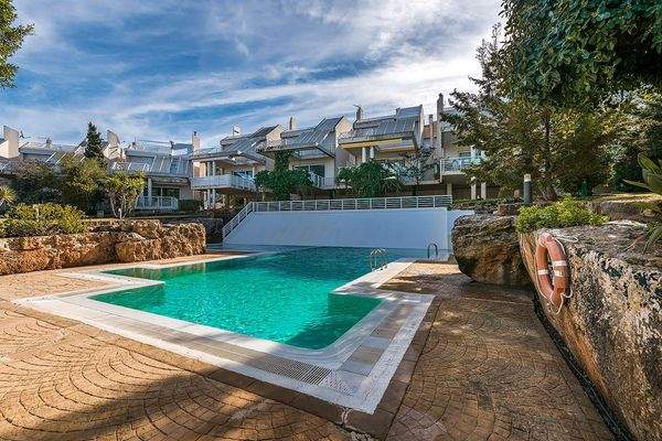 Gepflegter Poolbereich