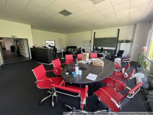 Buero groß mit Besprechung_zum Flur