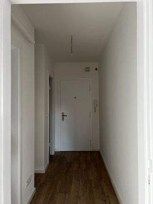 Heller Flur mit Holzboden