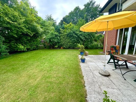 Terrasse und Garten.jpg