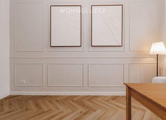 Arbeitszimmer mit Blick in die Baumkronen und Doppelflügeltür