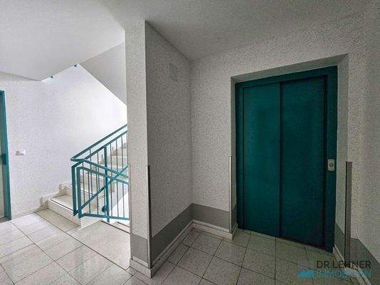 Treppenhaus mit Fahrstuhl