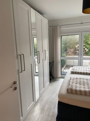 Schlafzimmer mit Kleiderschrank