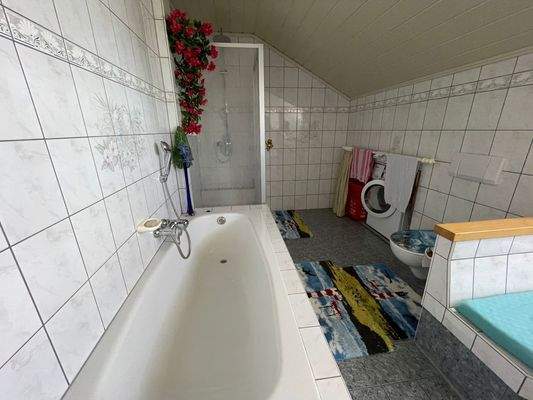 1. OG Bad mit neuen Badmöbeln, Dusche, Badewanne und Sitzbank