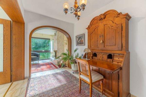 Charmanter Arbeitsbereich mit Blick ins Kaminzimmer