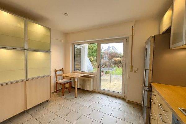 Einbauküche mit Zugang zur Terrasse