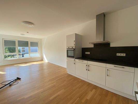 Offenes Wohnzimmer mit Küche