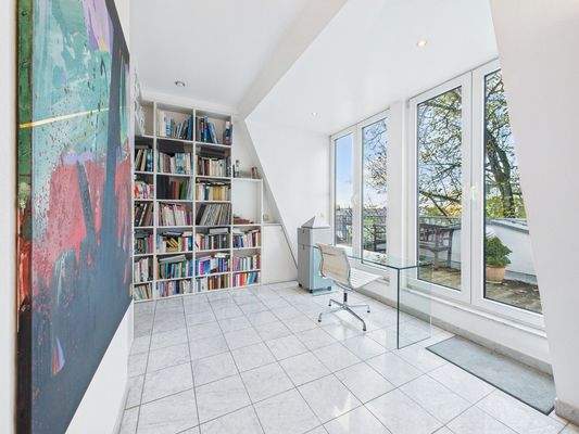 Lichtdurchflutetes Büro