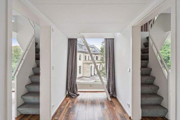 Flur mit Aufgang zu Zwischenebenen