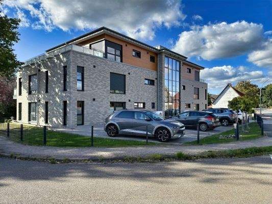 seitlicher Blick zur Vorderseite des Hauses, indem sich die ETW befindet