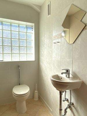 OG_Gäste_WC mit Waschbecken.JPG