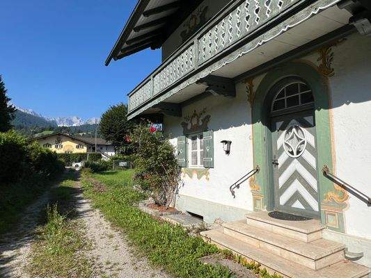 Grundstückseinfahrt mit Alpspitzblick