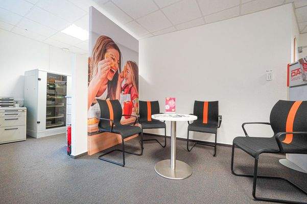 Wartebereich mit angrenzendem Technikraum