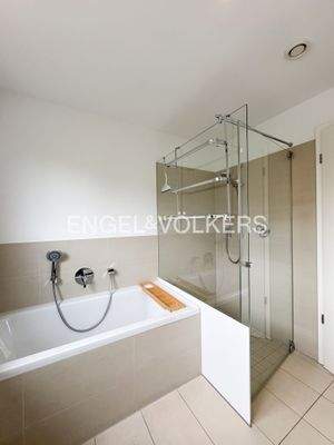 Mit Badewanne und Dusche