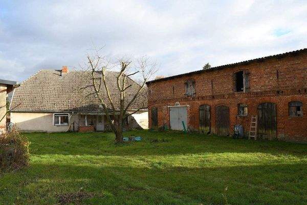 Blick auf das Bestandsgebäude und Nebengelass
