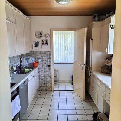 Küche mit Speisekammer