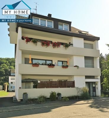  Frontansicht Haus mit oberem Balkon (rote Blumen)