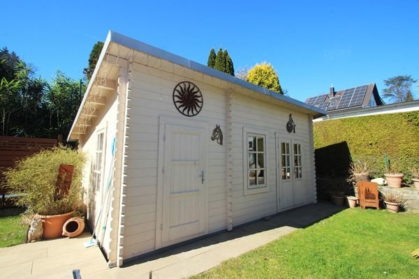 Geräteschuppen und Poolanlage!