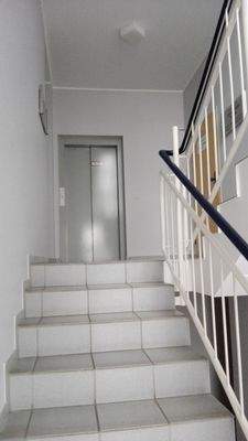 Treppenhaus mit Aufzug (2)